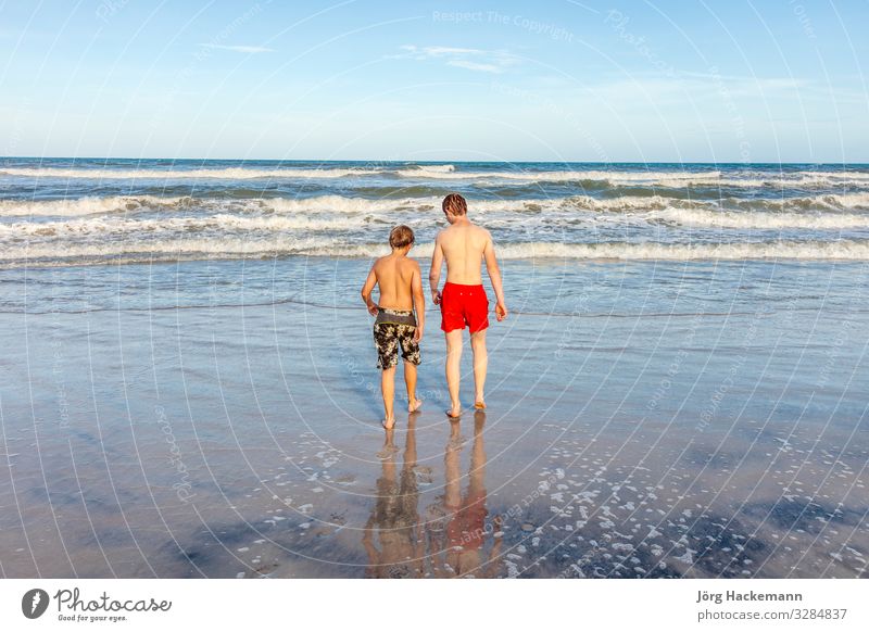 Jungen, die sich am Strand entspannen Freude Glück schön Körper Haut Gesicht Freizeit & Hobby Spielen Ferien & Urlaub & Reisen Sonne Meer Wellen Kind