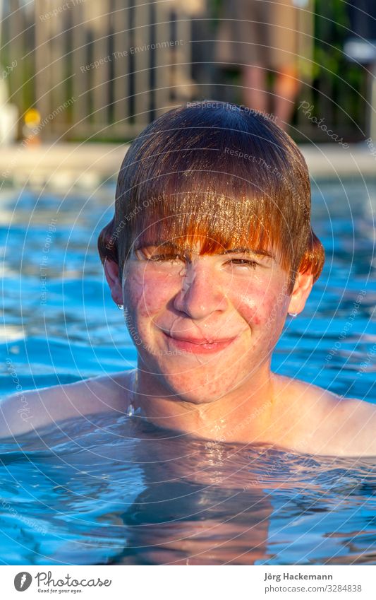 Junge hat Spaß im Freibad Freude Glück Gesicht Schwimmbad Ferien & Urlaub & Reisen Sonne Kind Jugendliche Wärme Lächeln Freundlichkeit nass niedlich klug blau