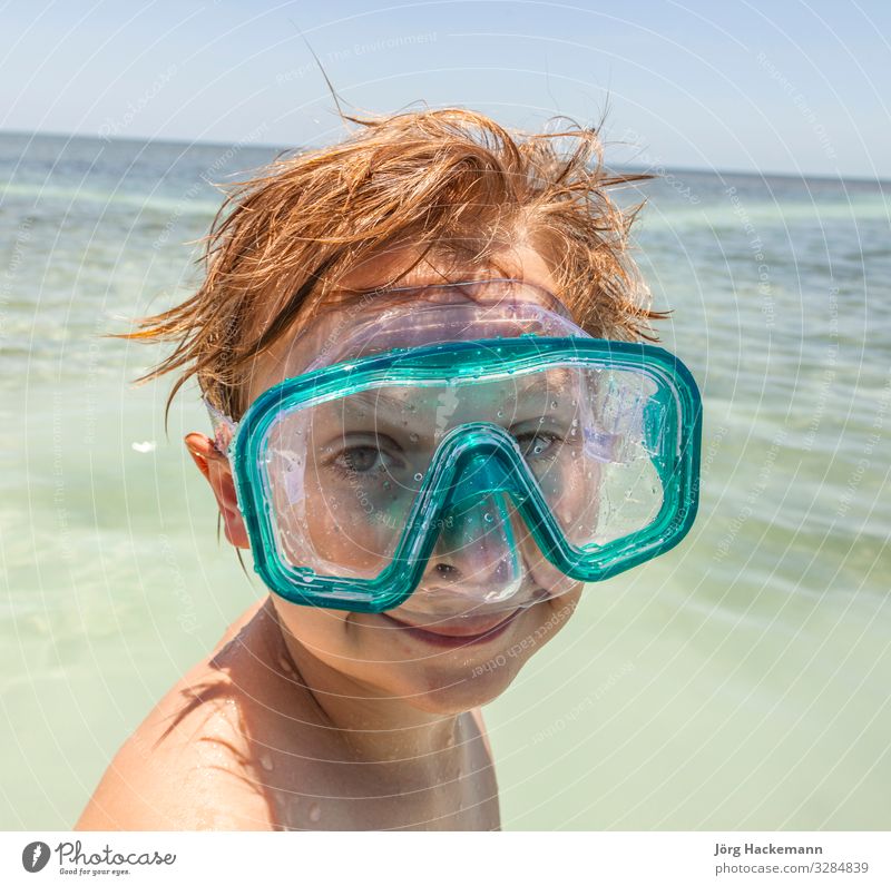 Junge mit Tauchermaske genießt das Meer Freude Glück schön Körper Haut Gesicht Erholung Freizeit & Hobby Ferien & Urlaub & Reisen Sonne Wellen tauchen Kind