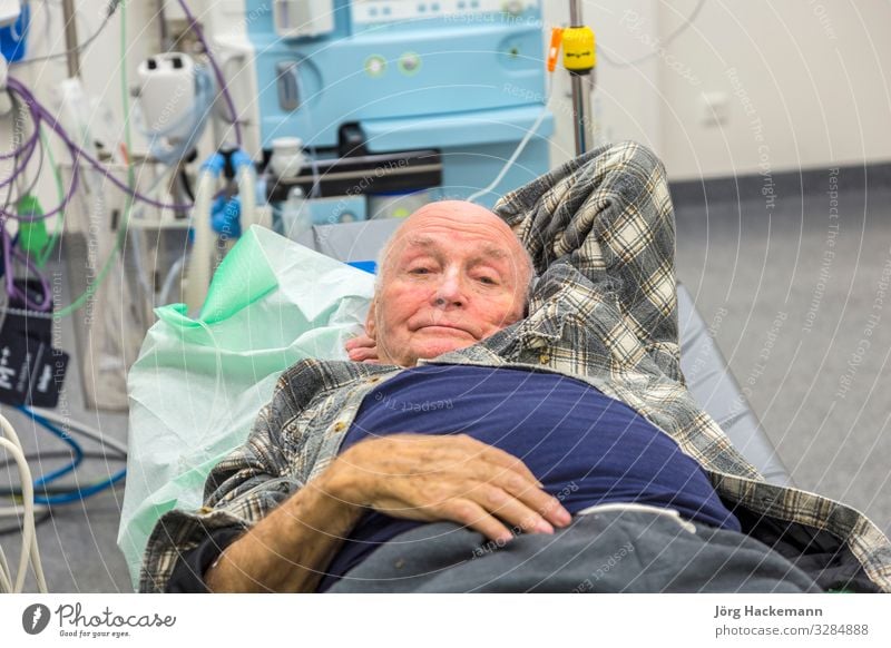 Kranker Senior liegt in der Notaufnahme Gesundheitswesen Behandlung Krankheit Medikament Leben Erholung Krankenhaus Mensch Mann Erwachsene Hand alt Flüssigkeit