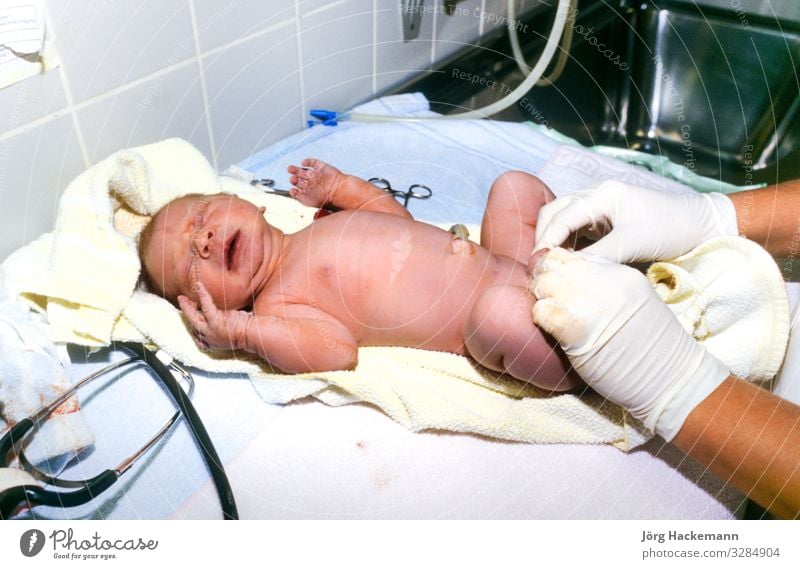 Simon Haut Gesundheitswesen Arzt Krankenhaus Baby Wärme alt weinen frisch niedlich Gefühle Geburt Born Pflege Reinigen Ausdruck erster Atemzug