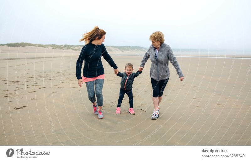 Drei Generationen Frauen laufen am Strand Lifestyle Freude Glück Spielen Kind sprechen Mensch Erwachsene Mutter Großmutter Familie & Verwandtschaft Sand Herbst