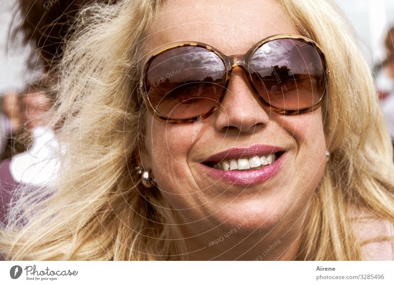 die hellen Tage feminin Frau Erwachsene Kopf Haare & Frisuren Gesicht 1 Mensch 30-45 Jahre Sonnenlicht Sommer Schönes Wetter Sonnenbrille blond langhaarig