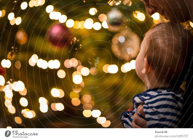 Mutter und Kind an Weihnachten vor einem leuchtendem Weihnachtsbaum Weihnachten & Advent Mutter mit Kind weihnachtlich Zusammensein Liebe Lichterkette Tradition