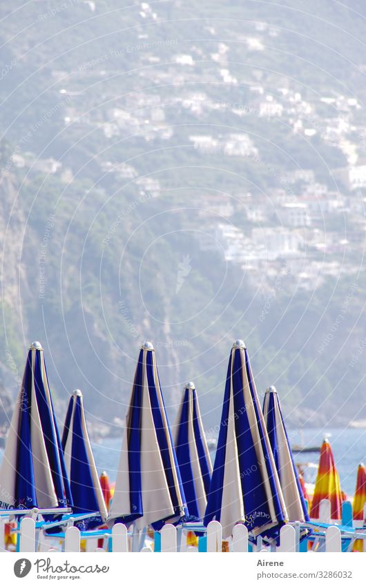 Warteposition Ferien & Urlaub & Reisen Freiheit Sommer Sommerurlaub Sonne Sonnenbad Strand Meer Küste Positano Italien wandern hell blau weiß Sonnenschirm