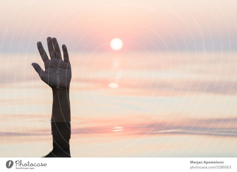 Hand, die aus dem Meer auftaucht und ein Hallo-Zeichen zeigt Ferien & Urlaub & Reisen Tourismus Abenteuer Sommerurlaub Arme Wasser Sonnenaufgang Sonnenuntergang