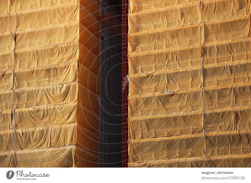 Covered Building Site Design Mauer Wand orange Abdeckung Baustelle bauen Hochhaus verstecken verpackt Farbfoto Außenaufnahme abstrakt Muster Strukturen & Formen