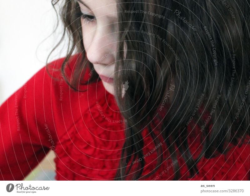 Rosenrot Mädchen Kindheit Haare & Frisuren 1 Mensch 3-8 Jahre Pullover brünett machen ästhetisch schön einzigartig schwarz weiß Gefühle Zufriedenheit