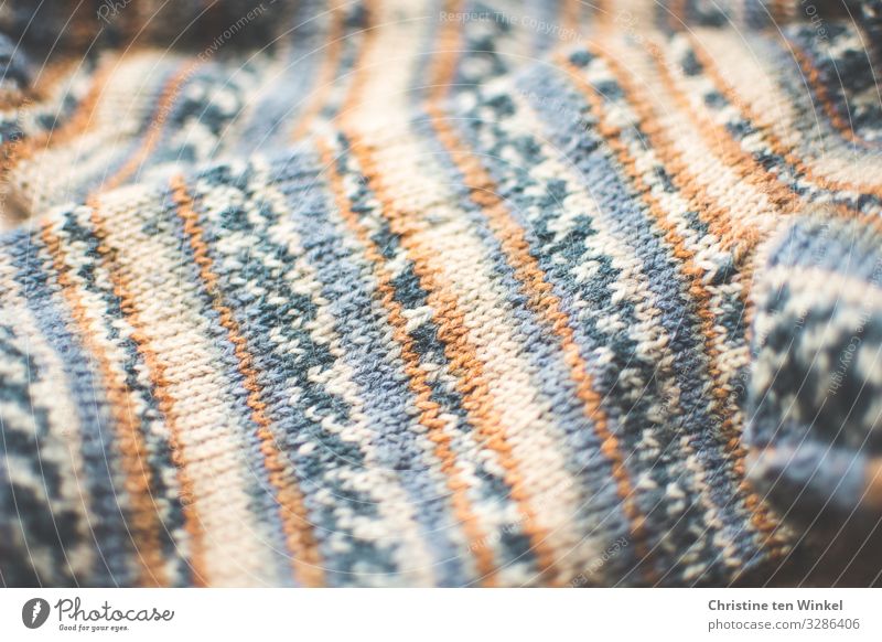 Stricksocken in Nahaufnahme Strümpfe Wollsocke Wolle Streifen ästhetisch authentisch außergewöhnlich Fröhlichkeit hell trendy einzigartig kuschlig natürlich