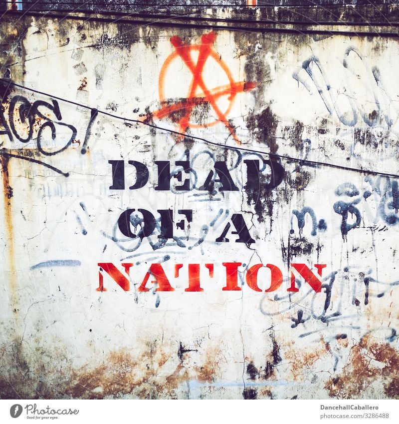geschriebes Graffiti auf einer Wand Tod einer Nation Politik & Staat Politische Bewegungen Anarchie Antifaschismus Stadt Gesellschaft (Soziologie) Jugendkultur