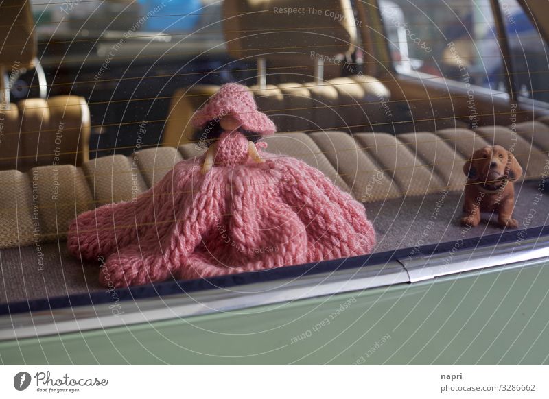 Rückbank mit Dame und Dackel Stil PKW Oldtimer Mercedes Dekoration & Verzierung einzigartig Kitsch retro braun grün rosa Ordnungsliebe Idylle Mobilität