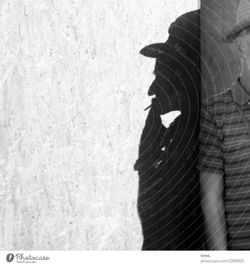 hidden track maskulin Mann Erwachsene 1 Mensch Mauer Wand Bauzaun Holzplatte Ecke T-Shirt Hut beobachten Erholung festhalten Rauchen stehen warten Einsamkeit