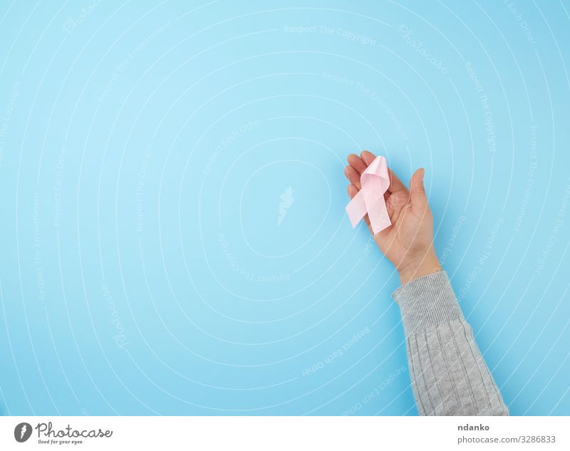 weibliche Hand hält ein rosa Schleifenband Krankheit Medikament Dekoration & Verzierung Feste & Feiern Frau Erwachsene Frauenbrust Wahrzeichen Schnur Hoffnung