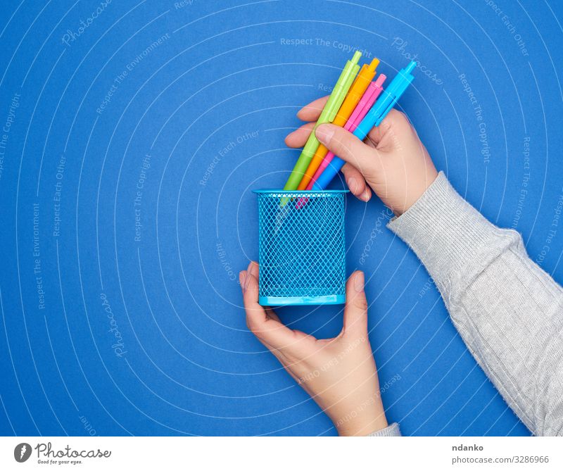 Frauenhände mit mehrfarbigen Kunststoffstiften Bildung Kind Schule Büro Business Mensch Baby Erwachsene Kindheit Arme Hand Finger Schreibstift zeichnen
