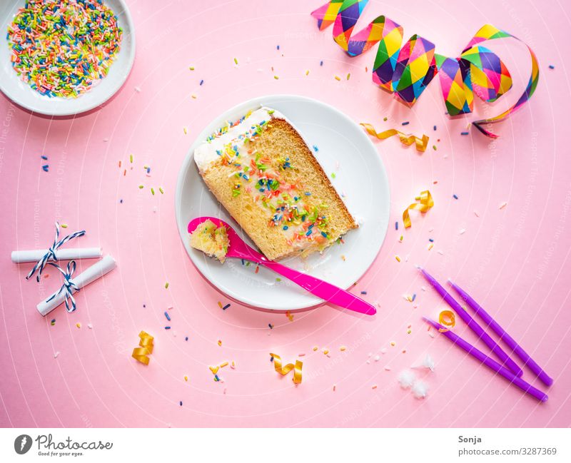 Tortenstück mit bunten Streusel und Luftschlangen Lebensmittel Kuchen Kaffeetrinken Teller Löffel Übergewicht Feste & Feiern Karneval Geburtstag Kerze Zettel