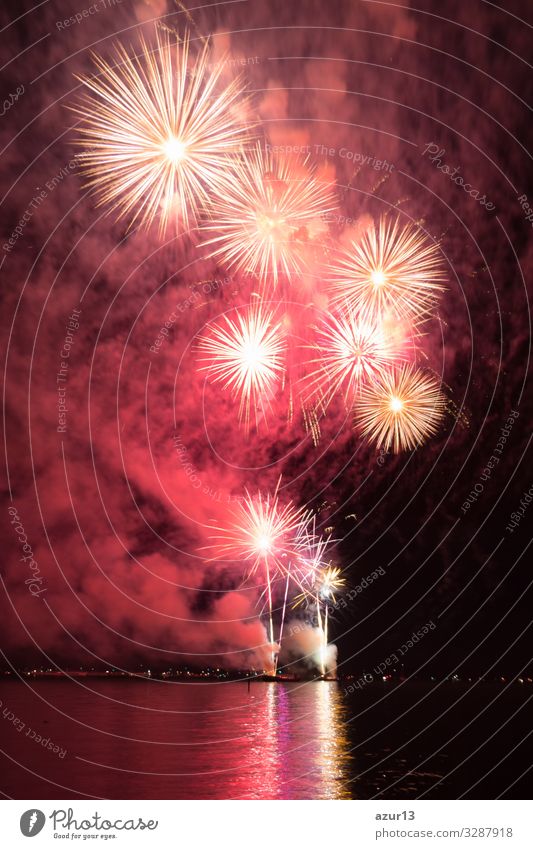 Luxury fireworks event sky water sea show with colour stars Lifestyle Nachtleben Entertainment Party Veranstaltung Feste & Feiern Silvester u. Neujahr Jahrmarkt