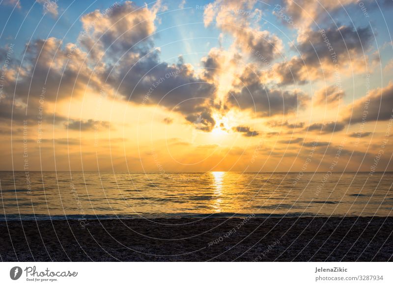 Wunderschöner Sonnenuntergang über dem Meer exotisch Ferien & Urlaub & Reisen Tourismus Abenteuer Freiheit Sommer Sommerurlaub Strand Insel Wellen Natur