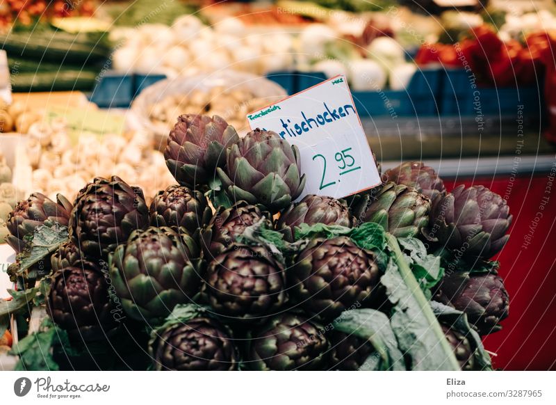 Artischocken und Gemüse auf dem Wochenmarkt Lebensmittel Gesundheit Markt Marktstand Gemüsehändler frisch violett Farbfoto Außenaufnahme Menschenleer