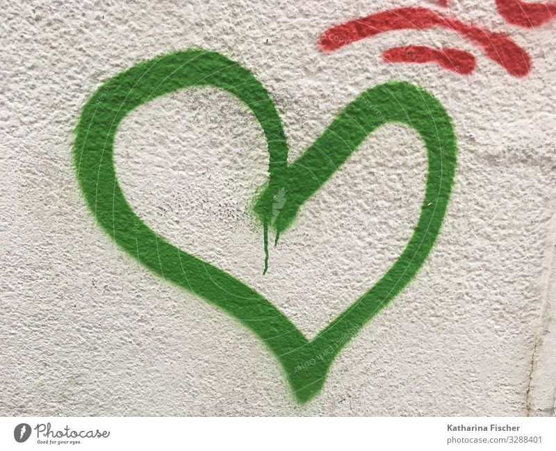grünes Herz / Hoffnung Stadt Stadtzentrum Menschenleer Mauer Wand Fassade Stein Beton Zeichen Schriftzeichen Graffiti Freundlichkeit Fröhlichkeit grau weiß