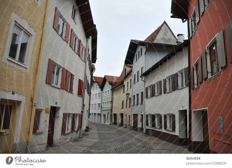 Altstadt in Füssen Bayern Kleinstadt Menschenleer Haus Häuserzeile Fassade Fenster Fensterladen Straße Kurve Stein Häusliches Leben alt lang Stadt blau braun