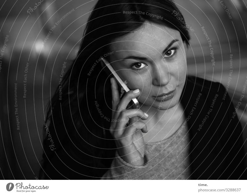 Yuliya Telefon Handy Technik & Technologie feminin Frau Erwachsene 1 Mensch Pullover Jacke brünett langhaarig beobachten festhalten hören Blick Telefongespräch