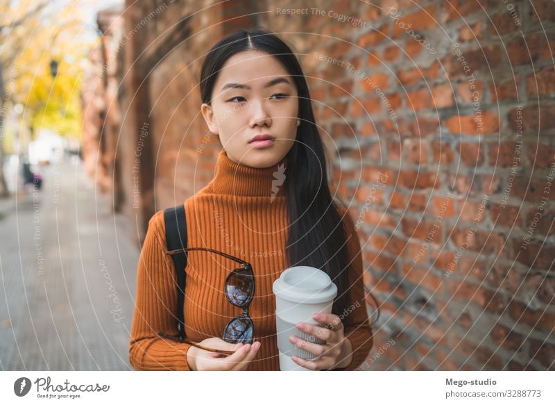 Asiatische Frau mit einer Tasse Kaffee in der Hand. Getränk trinken Lifestyle Glück schön Erholung Mensch Erwachsene genießen Lächeln Fröhlichkeit heiß modern