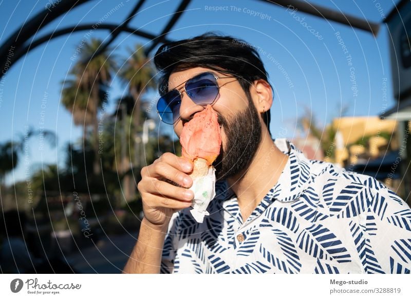 Mann genießt sonniges Wetter bei einem Eiscreme-Essen Dessert Speiseeis Lifestyle Freude Glück schön Ferien & Urlaub & Reisen Sommer Mensch Erwachsene Straße