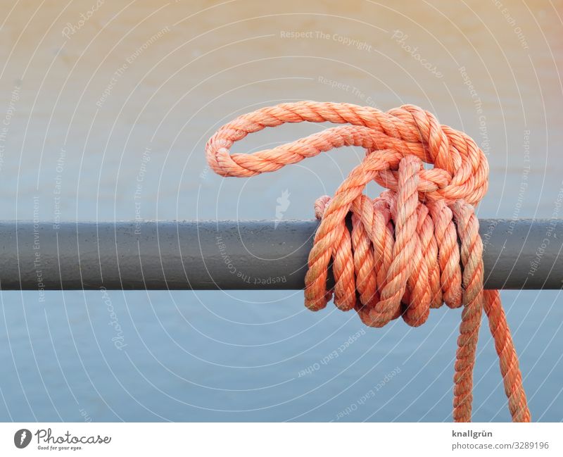 Sicher ist sicher Seil festhalten blau grau orange Sicherheit Knoten Schlaufe maritim Farbfoto Außenaufnahme Menschenleer Textfreiraum oben Textfreiraum unten