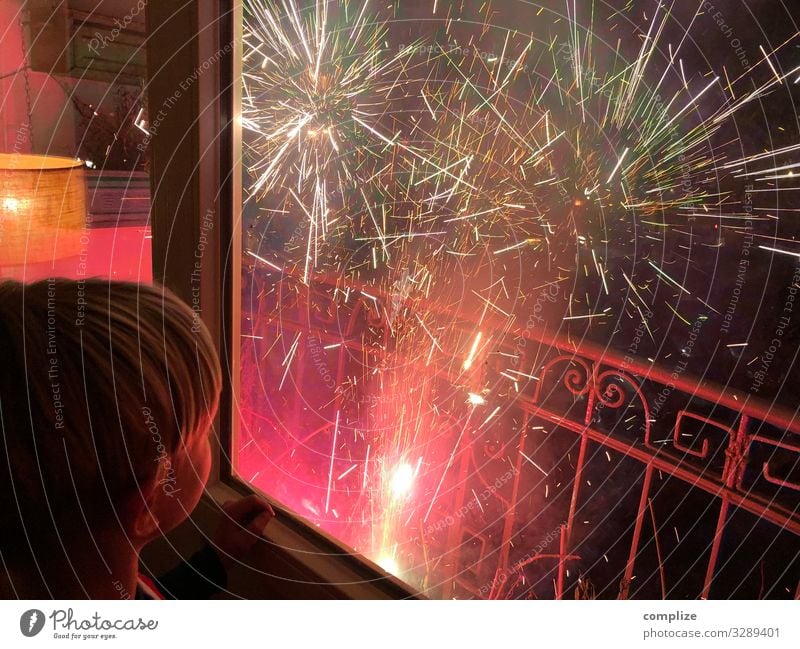 Silvester 2021 Sekt Prosecco Champagner Entertainment Party Feste & Feiern Silvester u. Neujahr Kind Blick Glück Häusliches Leben Wunsch Rakete Lichteffekt