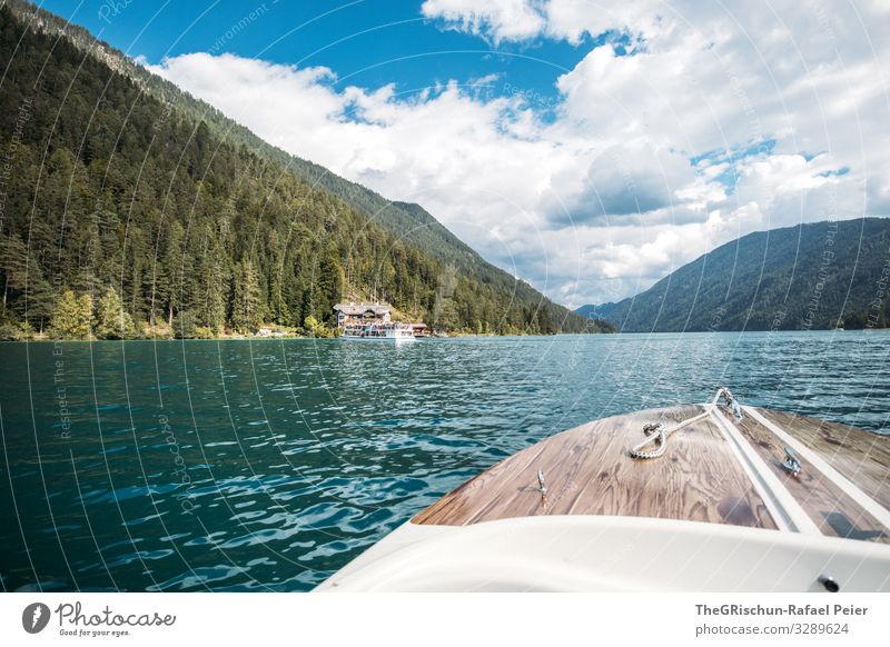 Boot Natur blau grün türkis Schifffahrt See Ferien & Urlaub & Reisen Erholung Wasserfahrzeug Wald Küste Reisefotografie entdecken Farbfoto Außenaufnahme
