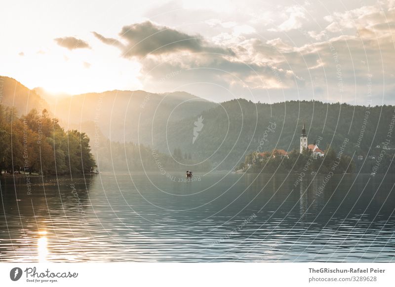 Lake Bled Umwelt Natur gelb gold weiß Slowenien lake bled bleder see Wasser See Gegenlicht Sonnenuntergang Küste Insel Wasserfahrzeug Tourismus Reisefotografie