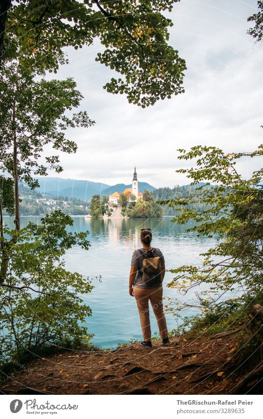 Lake Bled Natur blau türkis Frau Reisefotografie entdecken See lake bled bleder see Slowenien Rucksack Aussicht Insel Kirche Sehenswürdigkeit Angeln Himmel