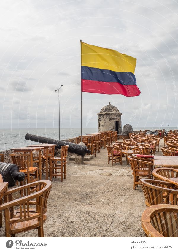 Terrasse des Cafés in Meeresnähe mit der kolumbianischen Flagge Kaffee schön Erholung Ferien & Urlaub & Reisen Tourismus Sommer Sonne Restaurant Natur