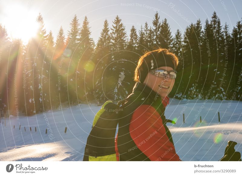Wintersport Gesundheit Leben Ferien & Urlaub & Reisen Ausflug Schnee Winterurlaub Berge u. Gebirge wandern Sport Skifahren Frau Erwachsene Gesicht 1 Mensch