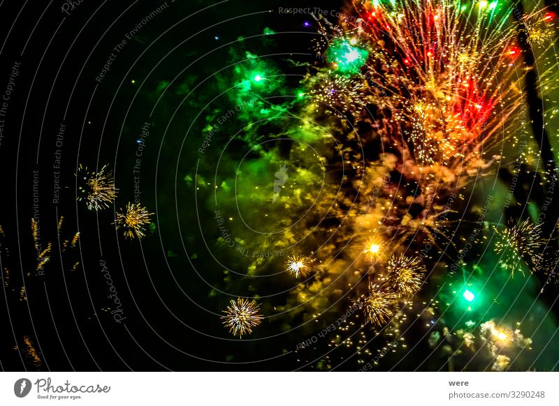 Glowing firecrackers in the sky at New Years Eve Nachtleben Veranstaltung Silvester u. Neujahr Theaterschauspiel Konzert Open Air lustig mehrfarbig