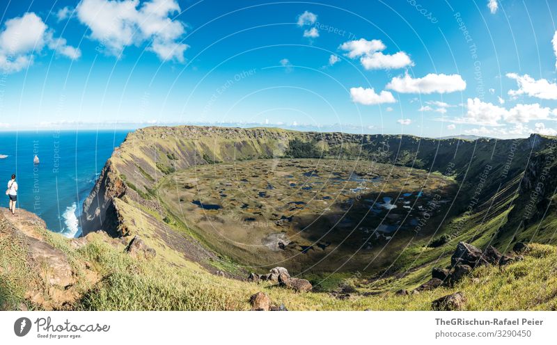 vulkankrater - Rano Kau Natur Landschaft blau weiß Frau Aussicht Panorama (Bildformat) Panorama (Aussicht) Kraterrand Vulkankrater Meer Osterinseln kratersee