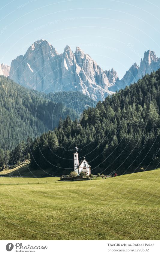 Kirche in Südtirol vor den Dolomiten Religion & Glaube Menschenleer Himmel Christentum Architektur touristisch beliebt Katholizismus historisch Wahrzeichen