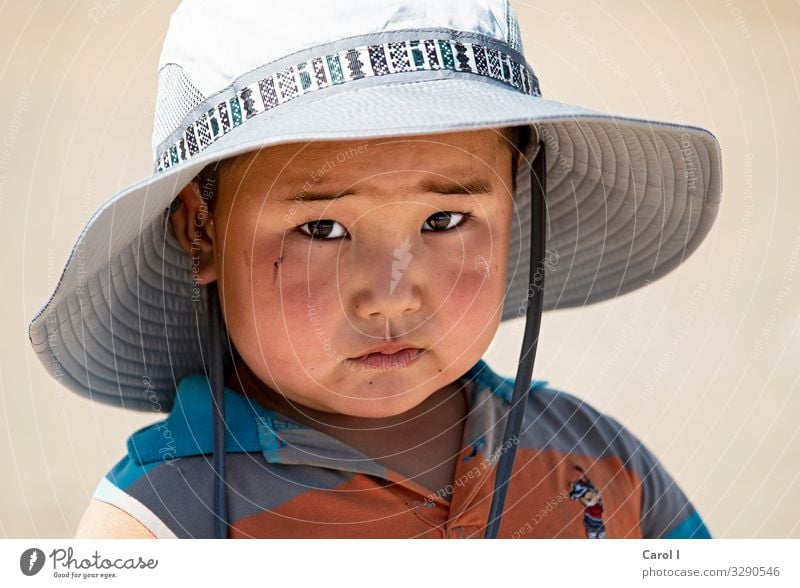Sunnyboy maskulin Kind Kleinkind Junge Kopf Auge Nase Mund 1 Mensch 1-3 Jahre Natur Mongolei Asien T-Shirt Hut Sonnenhut schwarzhaarig Blick authentisch