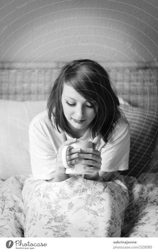 kaffee Mensch feminin 1 18-30 Jahre Jugendliche Erwachsene müde Müdigkeit Kaffee Bettwäsche aufstehen Morgen Schwarzweißfoto Innenaufnahme Tag Blick nach unten
