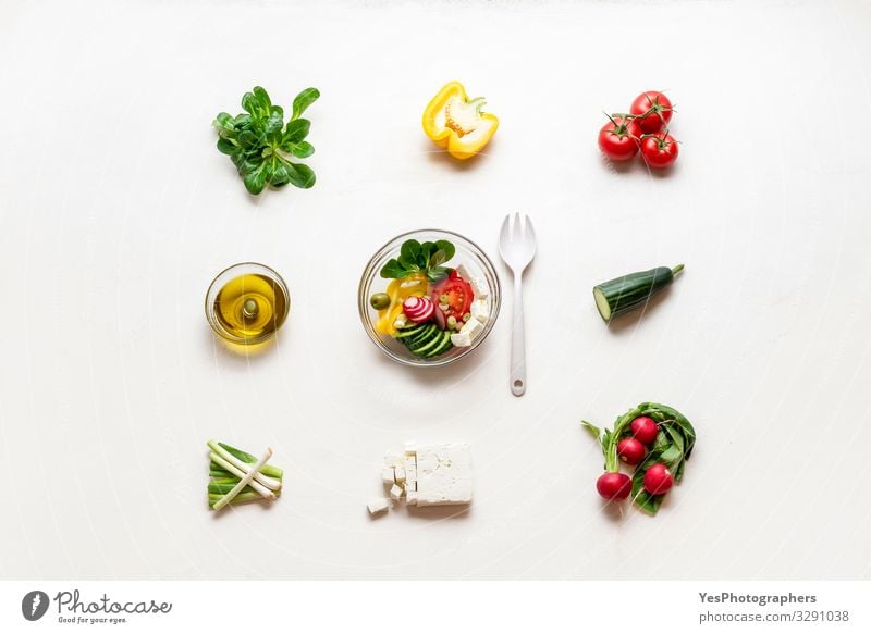 Sommersalatschüssel und Zutaten. Gemüse und griechischer Salat Käse Abendessen Diät Schalen & Schüsseln Gesunde Ernährung machen lecker Mediterrane Küche