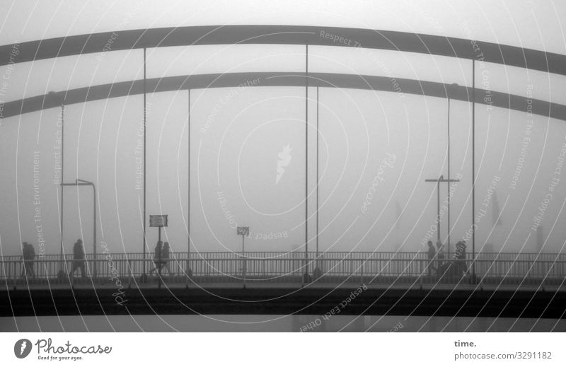 Nebelbremse | hat sich was mit weitsichtig Mensch Brücke Brückengeländer Wege & Pfade Stahl Schilder & Markierungen Bewegung gehen dunkel kalt maritim Stadt