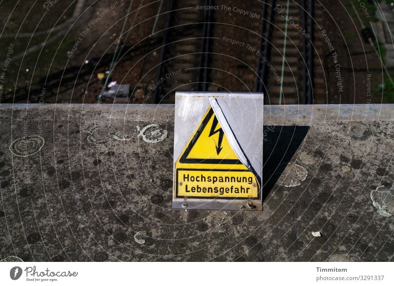Das Schild ernst nehmen Brücke Verkehr Schienenverkehr Gleise Beton Metall Kunststoff Zeichen Schriftzeichen Hinweisschild Warnschild dunkel gelb grau schwarz