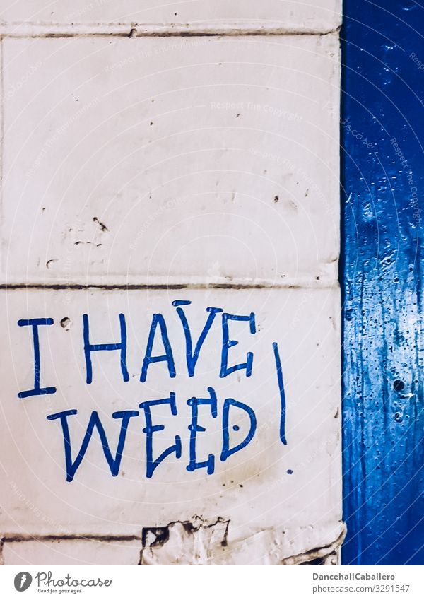 I have weed... Stadt Stadtzentrum Mauer Wand Fassade Sucht Cannabis Hanf Rauschmittel Gras THC verkaufen Graffiti Schriftzeichen Ausrufezeichen Aussage Fixer