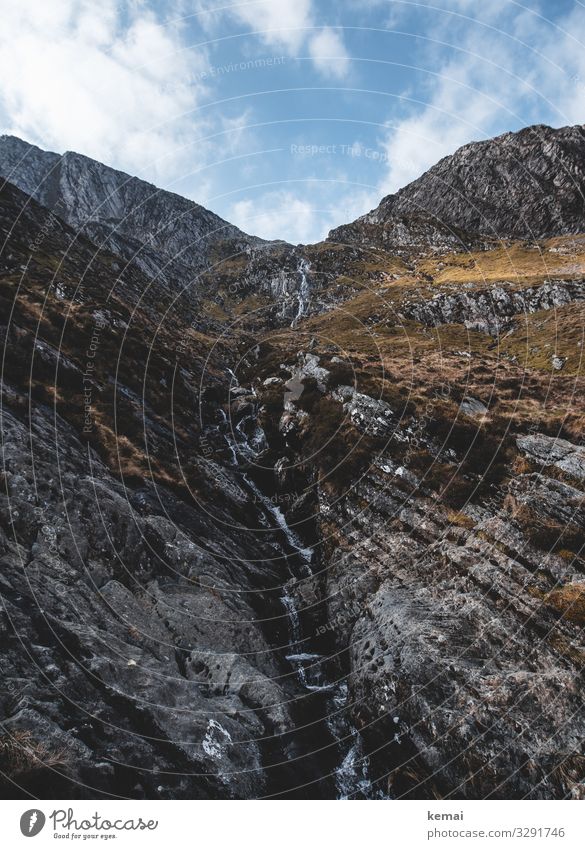 Kleiner Bach am Berg in Wales Stein Fels Wasser Wasserfall Gestein Gebirge fließen hoch authentisch Himmel Wolken blau schönes Wetter Felsen Natur Landschaft
