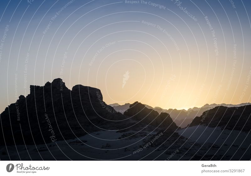 bergspitzen in der wüste ägyptens gegen den sonnenuntergang Ferien & Urlaub & Reisen Berge u. Gebirge Natur Himmel Horizont Stein natürlich Ägypten Hintergrund