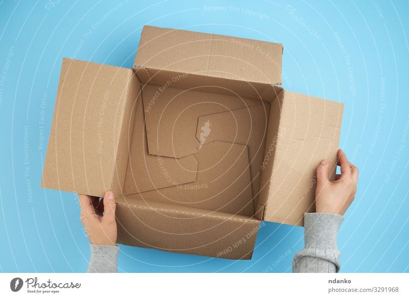 leere offene Schachtel aus braunem Karton Handwerk Post Business Gesäß Verkehr Container Rudel Papier Verpackung Paket Sauberkeit blau gelb weiß Versand