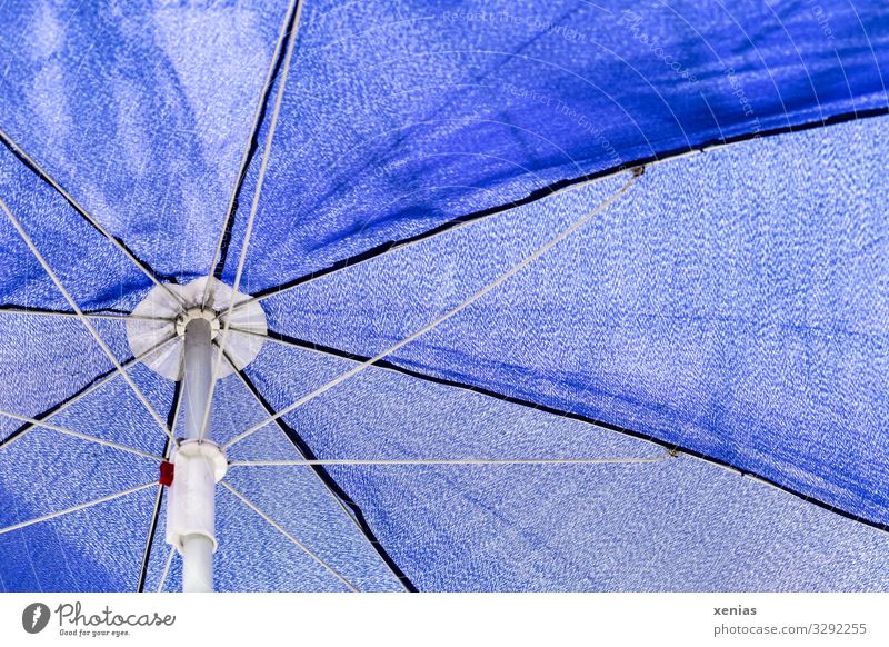 blauer Sonnenschirm von unten betrachtet Sonnenschutz Sommer Ferien & Urlaub & Reisen Strebe weiß Wetter Sommerurlaub Klima Hitze Schirm Schutz Erholung