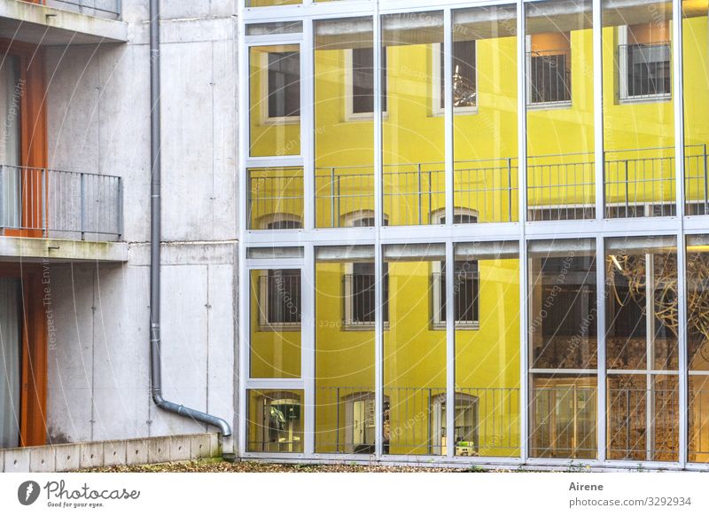 Hinterglasbild Haus Fassade hell gelb weiß Design Kontrolle modern Häusliches Leben Glaswand Glasfassade Betonwand Balkon Regenrinne Neubau Schutz Lärmschutz
