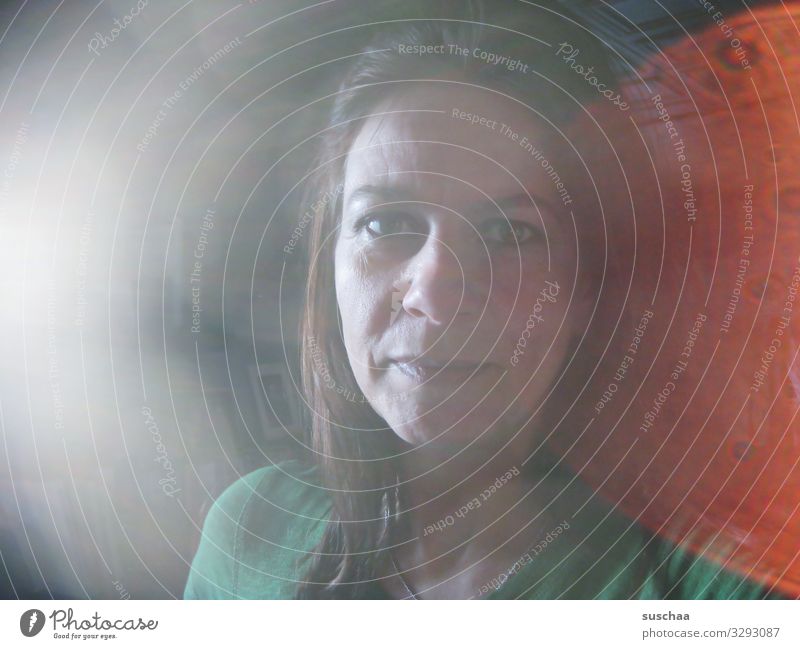 blick in die kamera Frau weiblich Kopf Gesicht Licht Lichterscheinung Blendenfleck Kontrast Porträt Selbstportrait