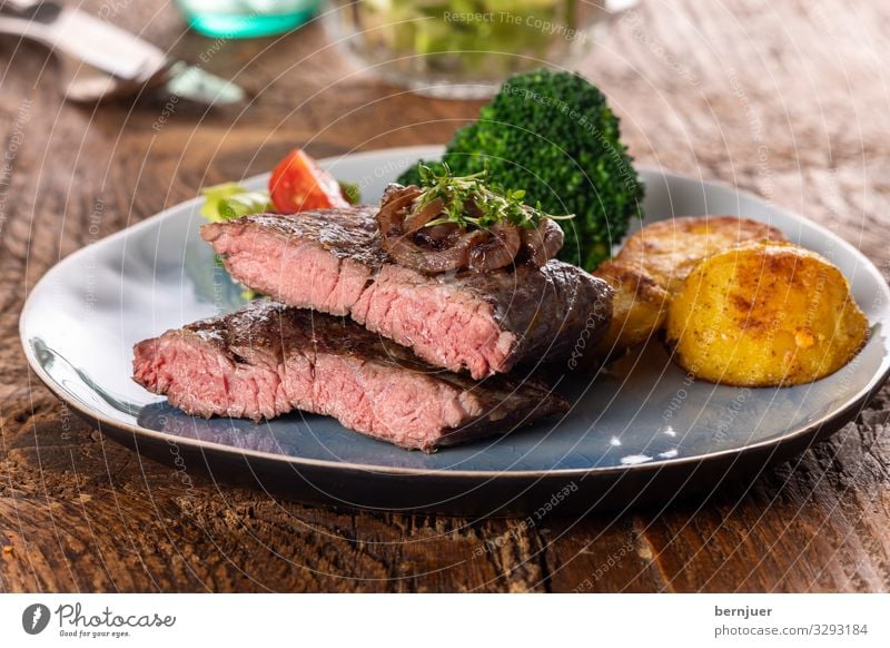Steak Fleisch Gemüse Mittagessen Abendessen Teller Tisch Grill Holz frisch lecker saftig rot weiß Filet argentinisch Hauptgang karamellisiert Zwiebel